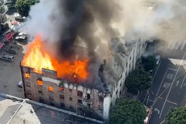 Morrison Hotel em chamas